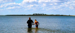 Владыка Филипп крестит детей в озере у с. Благодатное