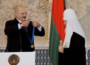 Лукашенко вручает орден Святейшему Патриарху Кириллу