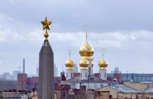 Большевицкая звезда и православные кресты