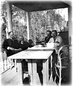 Георгий Александрович Мейнгардт (крайний слева) на веранде в Лесках. 1910-е гг.