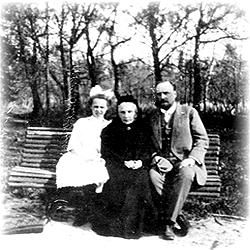 Юлия Карловна Мейнгардт (ур. Мориц) с внучкой Юлей и сыном Георгием. 1913 г.