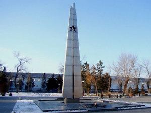 Братская могила и вечный огонь в память советским воинам
