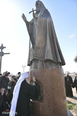 Митрополит Минский Филарет у памятника Святейшему Патриарху Алексию II