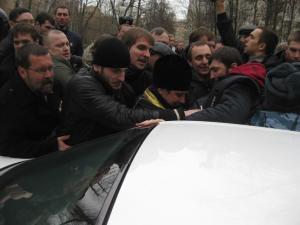 Священник Дмитрий Ненароков садится в автомобиль
