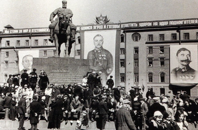 Редкое фото памятника Александру III в советское время