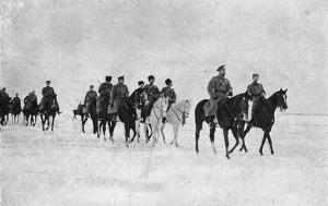 Государь Император и генерал Гурко следуют к войскам одного из армейских корпусов 5-й армии близ дер. Вышки. Январь 1916 г.