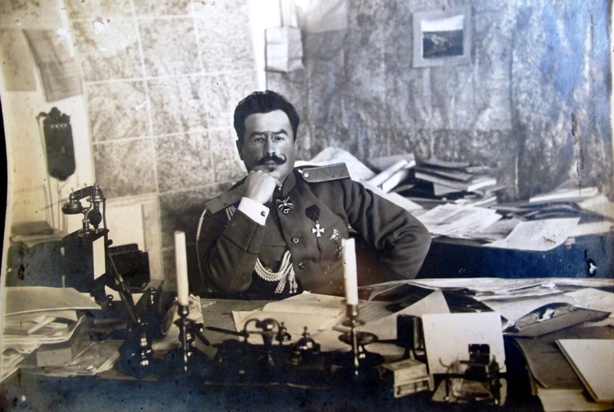 Главнокомандующий Русской армии генерал-лейтенант Н.Духонин в Ставке. 1917г.