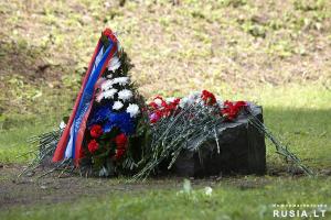 Цветы на памятном камне русским солдатам, погибшим в Первой мировой войне в вильнюсском парке Вингис