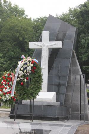 Памятник жертвам сталинских репрессий на Лесном кладбище Владивостока