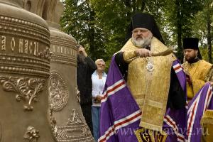 Епископ Назарий освещает колокола