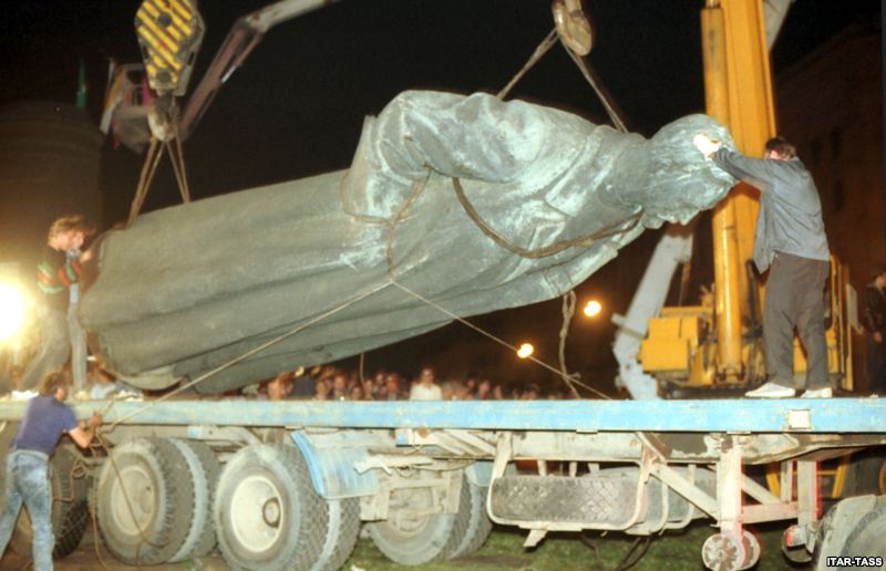 Демонтаж памятника Дзержинскому с Лубянской площади в Москве