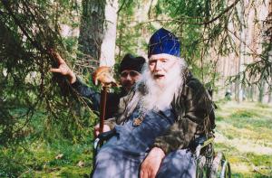 Владыка Михей с отцом Феодором на сборе грибов. Борисоглебские леса. 2002 г.
