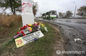 На место теракта в Волгограде несут цветы