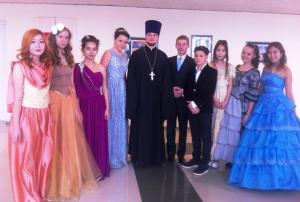 Священник Александр Воронов с участниками праздничного бала в Якутске в честь 400-летия дома Романовых