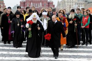 Патриарх Кирилл и В.Путин возлагают цветы памятнику Минину и Пожарскому