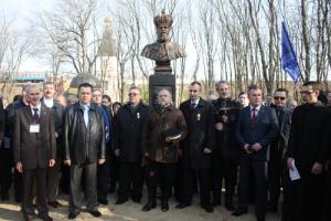 Представители общественных организаций на памятника Императору Александру III возле станции Борки
