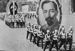 Участники парада несут портрет Дзержинского