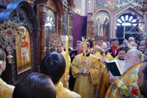 Митрополит Исидор освящает киот Дроздовской дивизии с иконой Архистратига Михаила