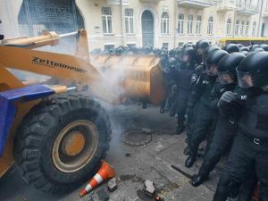 Сторонники евроинтеграции давят украинскую милицию бульдозером