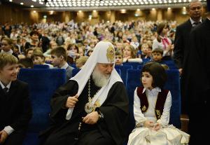 Патриарх Кирилл и девочка-сирота