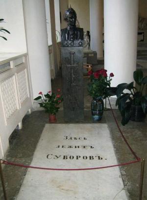 Так стала выглядеть могила А.В. Суворова с советских времён, Благовещенский храм превращён в музей