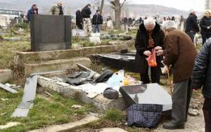 Осквернённые могилы сербов в Косовской Митровице