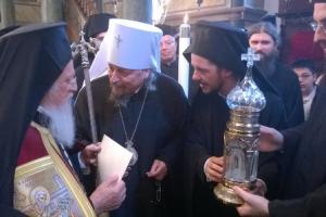 Митрополит Белгородский Иоанн передал в дар Патриарху Константинопольскому  Варфоломею хрустальную мирохранительницу