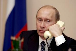 В.Путин говорит по телефону