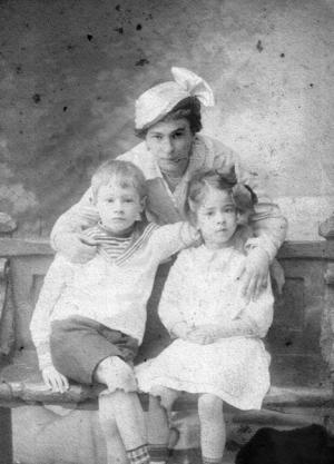 Марианна Павловна Маркова с детьми – Леонидом и Марианной