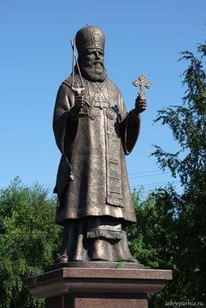 Памятник Святителю Тихону в Архангельске