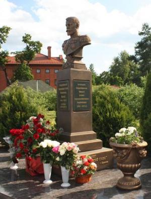 Памятник Государю Императору Николаю II в Николо-Берлюковском мужском монастыре