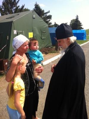 Епископ Пантелеимон (Шатов) беседует с украинскими беженцами