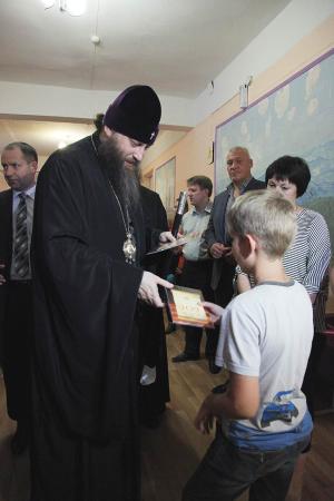 Митрополит Челябинский Никодим посещает беженцев с Украины