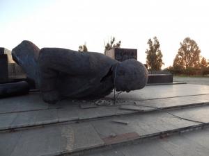 Уничтоженный памятник Ленину в Мариуполе