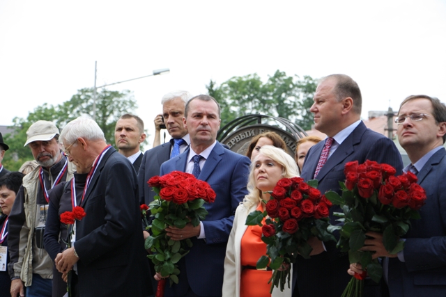 На церемонии открытия мемориальной доски генералу генералу П.К.Ренненкампфу