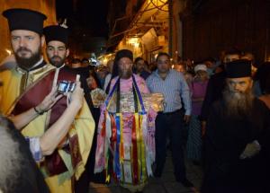 В Иерусалиме прошёл ночной Крестный ход с плащаницей Пресвятой Богородицы