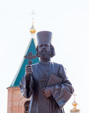Памятник священнику Илие Попову