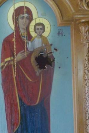 Иконостас храма Рождества Богородицы в селе Закотное Донецкой области после обстрела