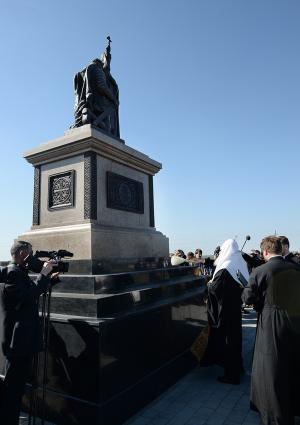 Патриарх освящает памятник преподобному Сергию Радонежскому