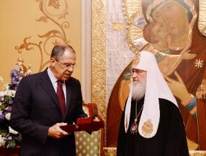 Святейший Патриарх Кирилл вручает премию Александра Невского министру Сергею Лаврову