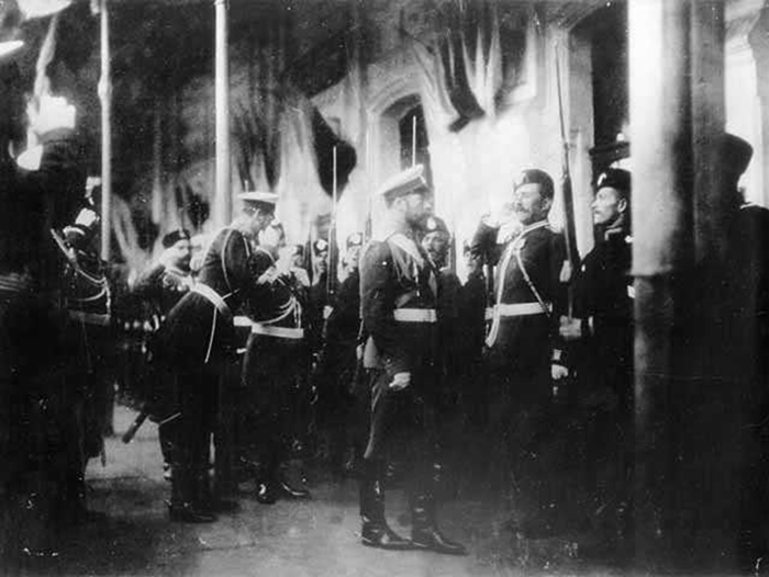 Император Николай II принимает почётный караул 141-Можайского полка в Орле