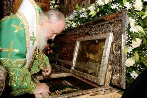 Святейший Патриарх Кирилл перед ракой преподобного Сергия Радонежского