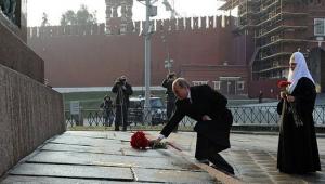 Патриарх и президент возлагают цветы к памятнику Минину и Пожарскому