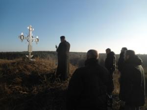 Панихида у Поклонного креста на полковом полигоне в районе балки Непрец в Орловской области