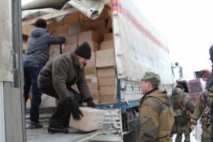 Несмотря на напряжённую военную обстановку на восток Украины были доставлены тысячи детских подарков