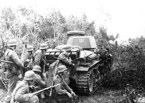 Группа пехотинцев под прикрытием танка Pz.Kpfw.35(t) 6-й танковой дивизии вермахта в бою под Ленинградом