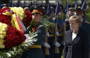Ангела Меркель у могилы Неизвестного солдата в Москве