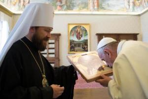 Митрополит Волоколамский Иларион подарил папе Римскому Франциску икону Нерукотворного Спаса