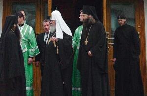 Патриарх Алексий II и архимандрит Феогност. Сзади у дверей будущий отец Алексий