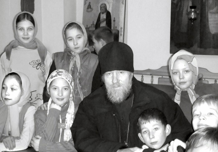 Протоиерей Владимир Агриков с детьми из воскресной школы